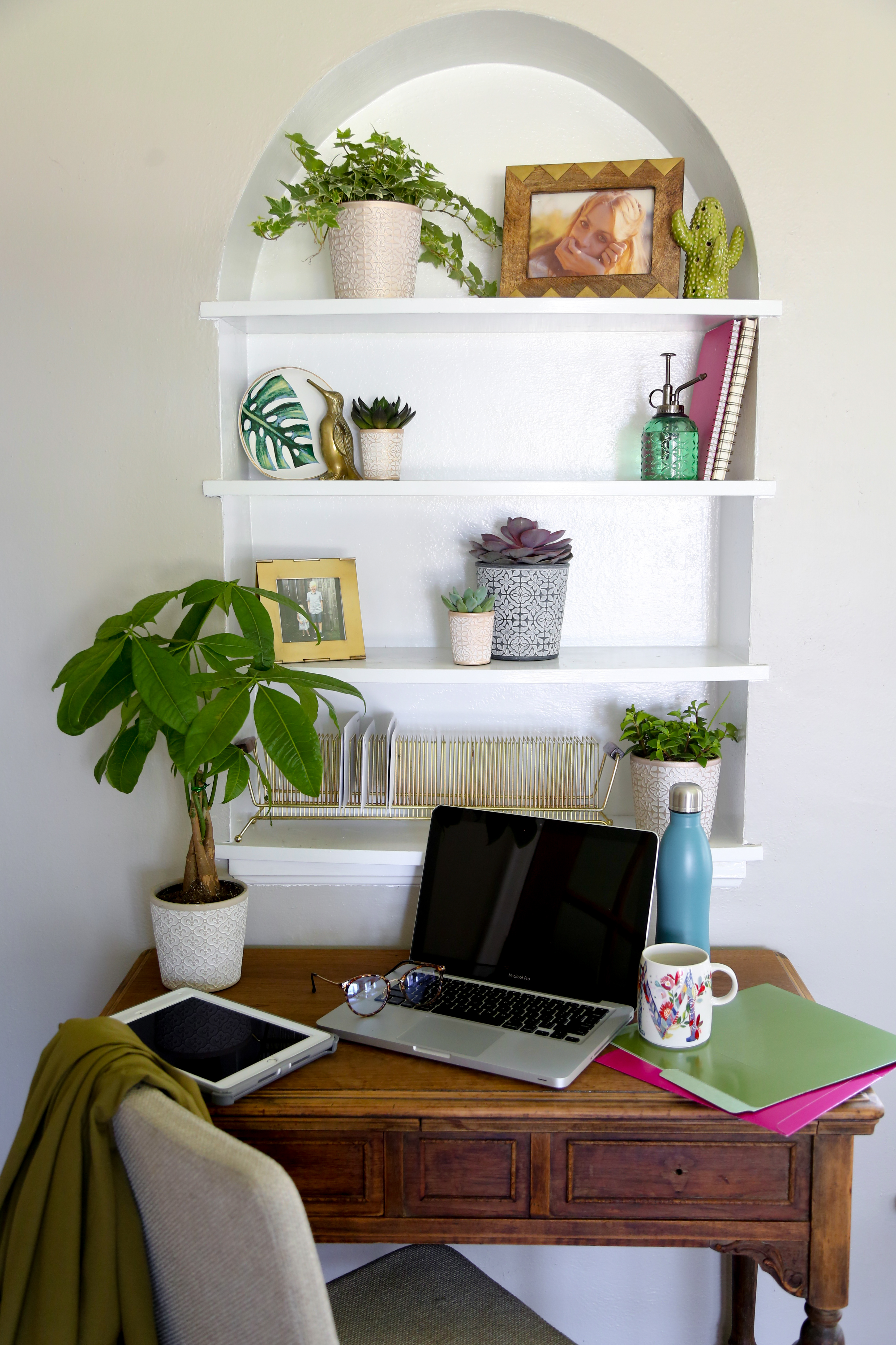 Design Your Home Office with Plants for Productivity